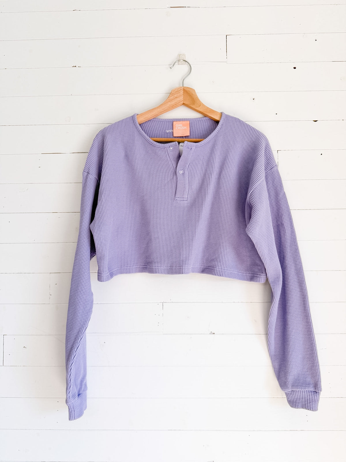 Girl Crush - Chandail court henley gaufré lilas – seconde main