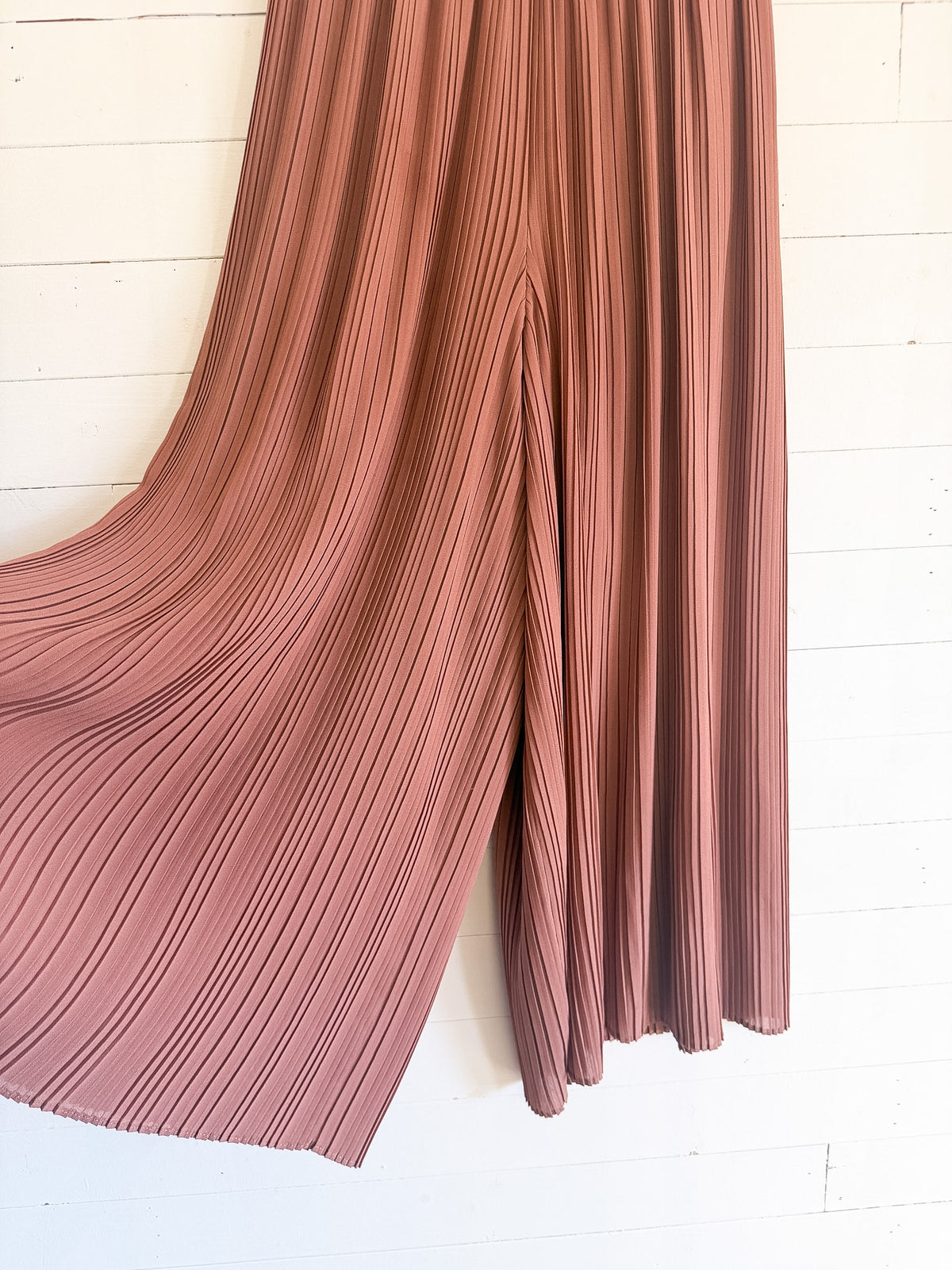 Pantalon ample en crêpe plissé Uniqlo – seconde main