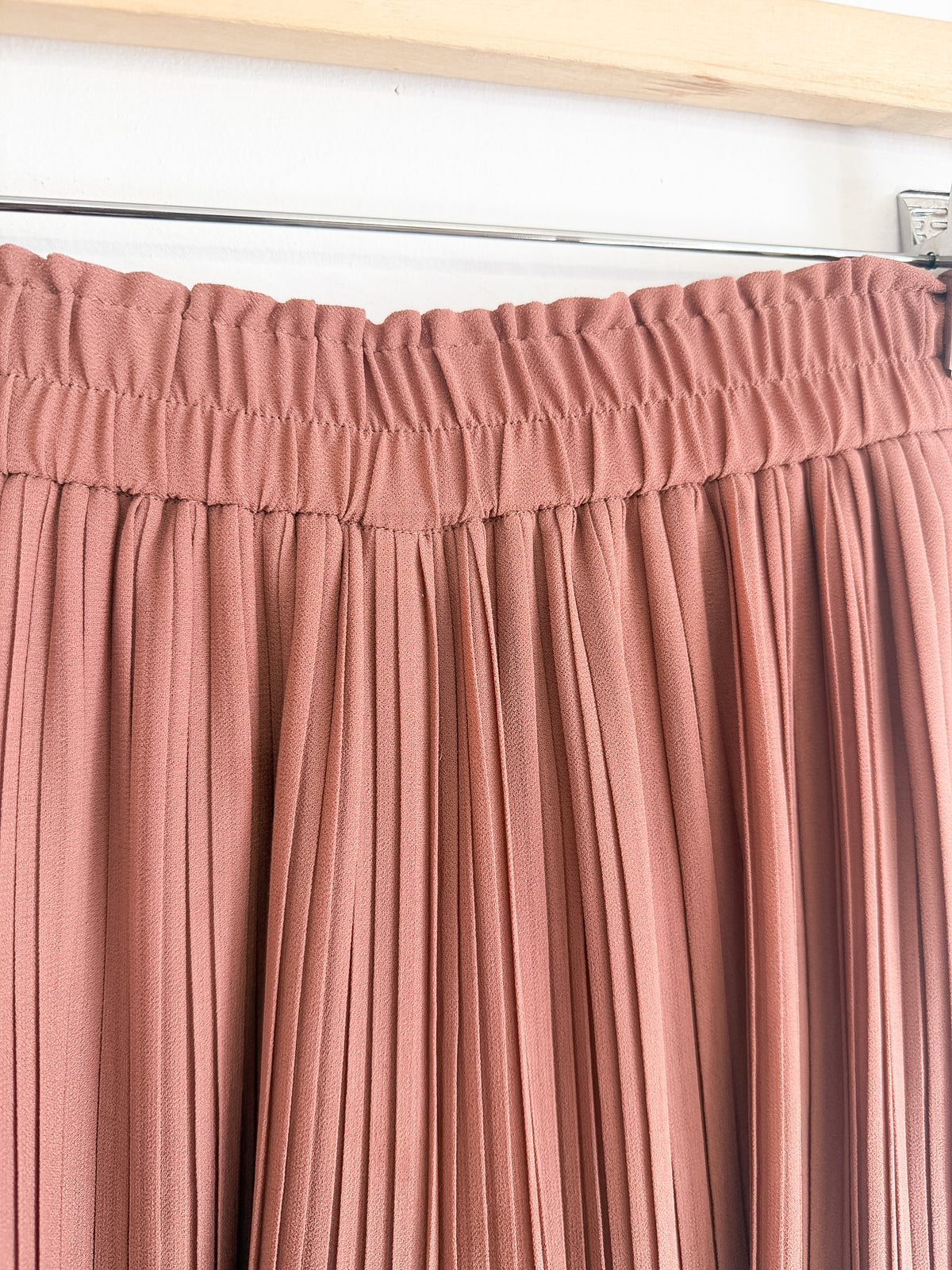 Pantalon ample en crêpe plissé Uniqlo – seconde main