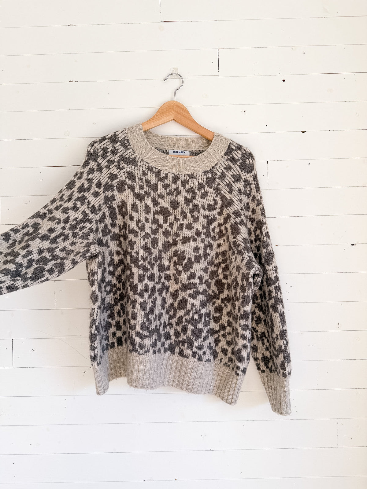 Chandail en tricot imprimé léopard crème et gris Old Navy – seconde main