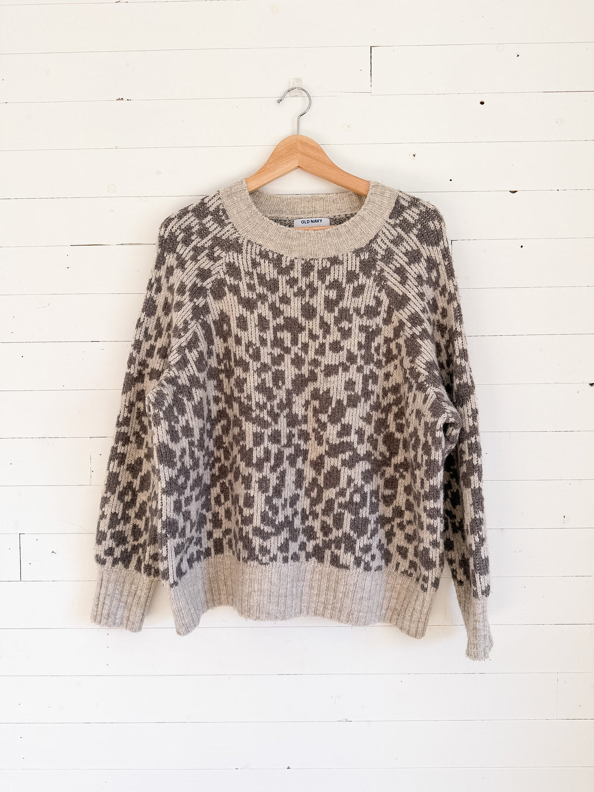 Chandail en tricot imprimé léopard crème et gris Old Navy – seconde main