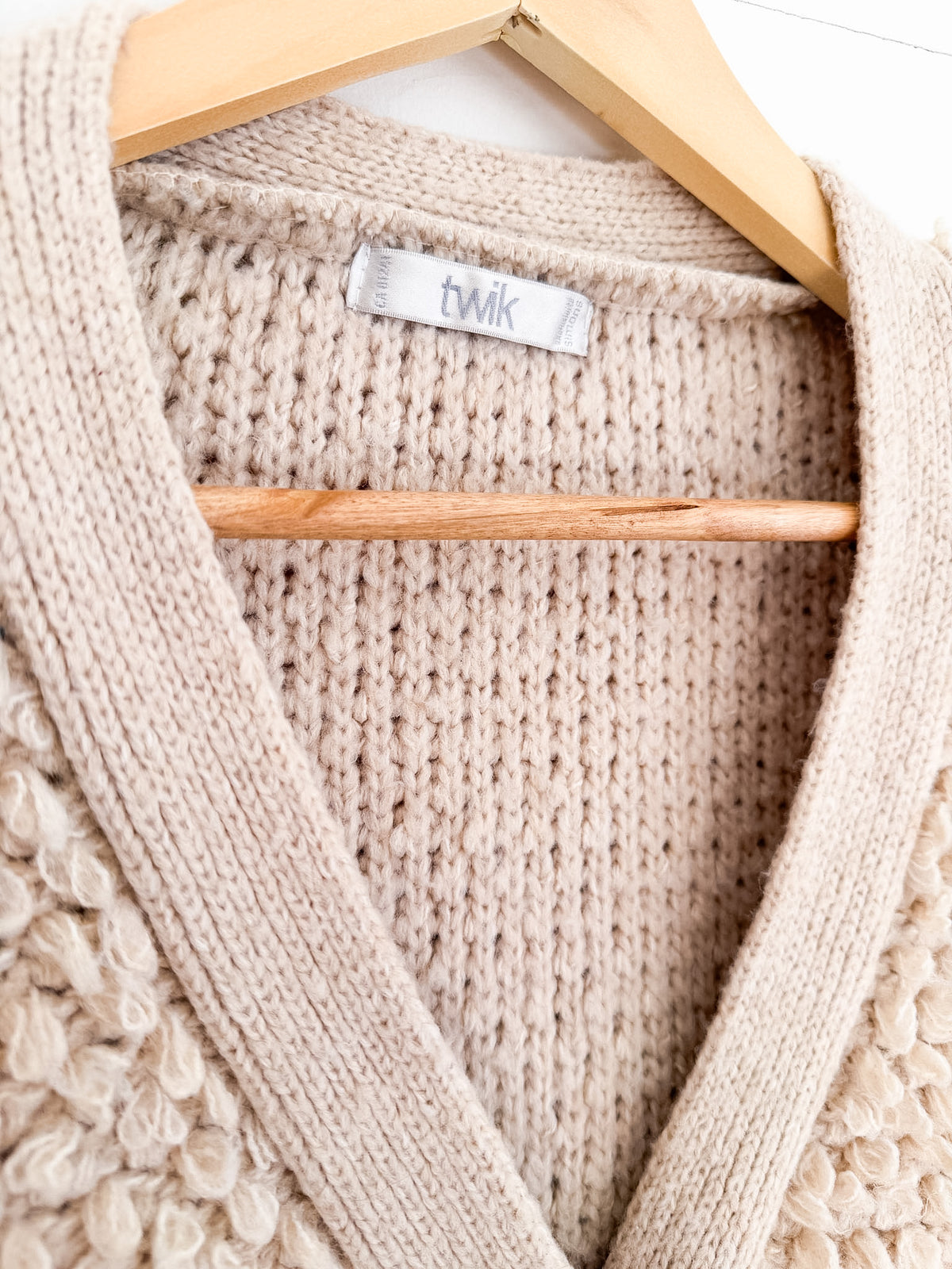 Cardigan bouclé beige Twik – seconde main
