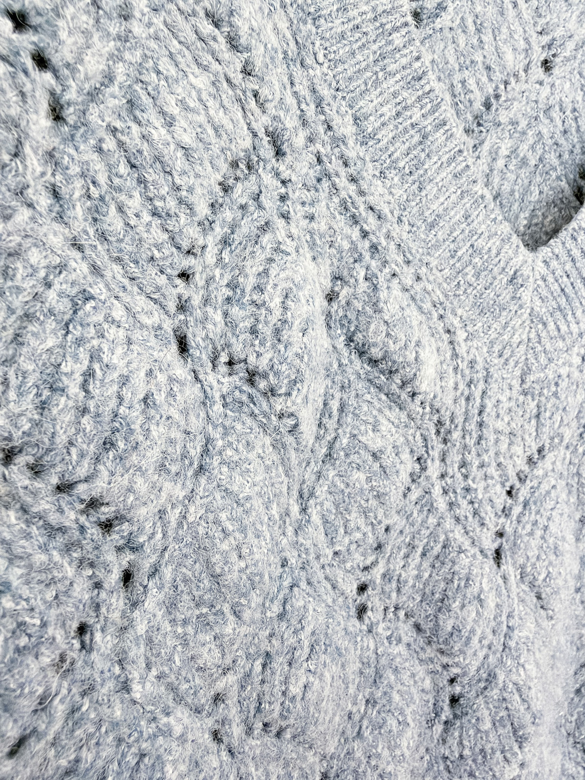 Chandail col V en tricot ajouré bleu-gris Reitmans – seconde main – vue 3