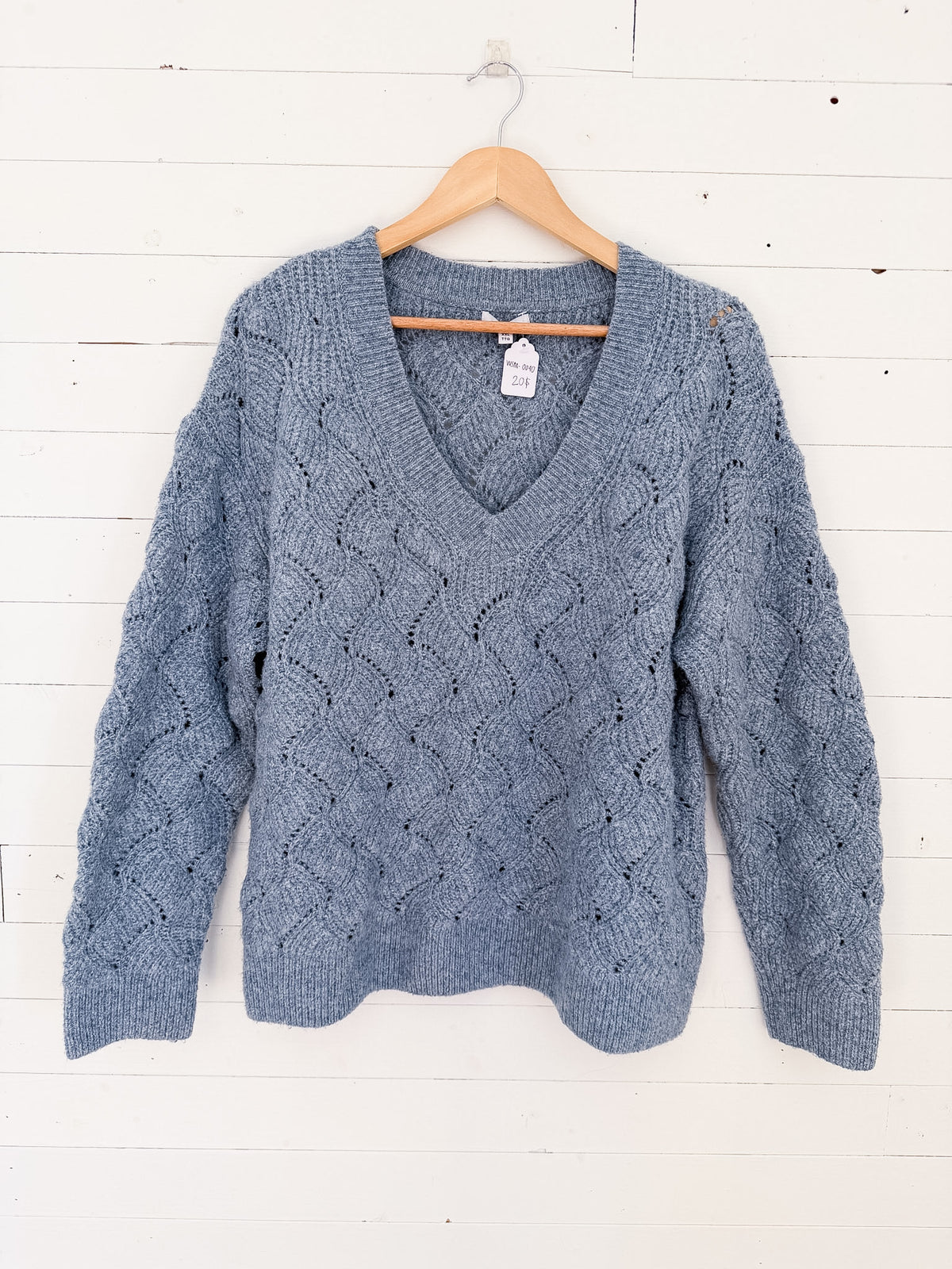 Chandail col V en tricot ajouré bleu-gris Reitmans – seconde main