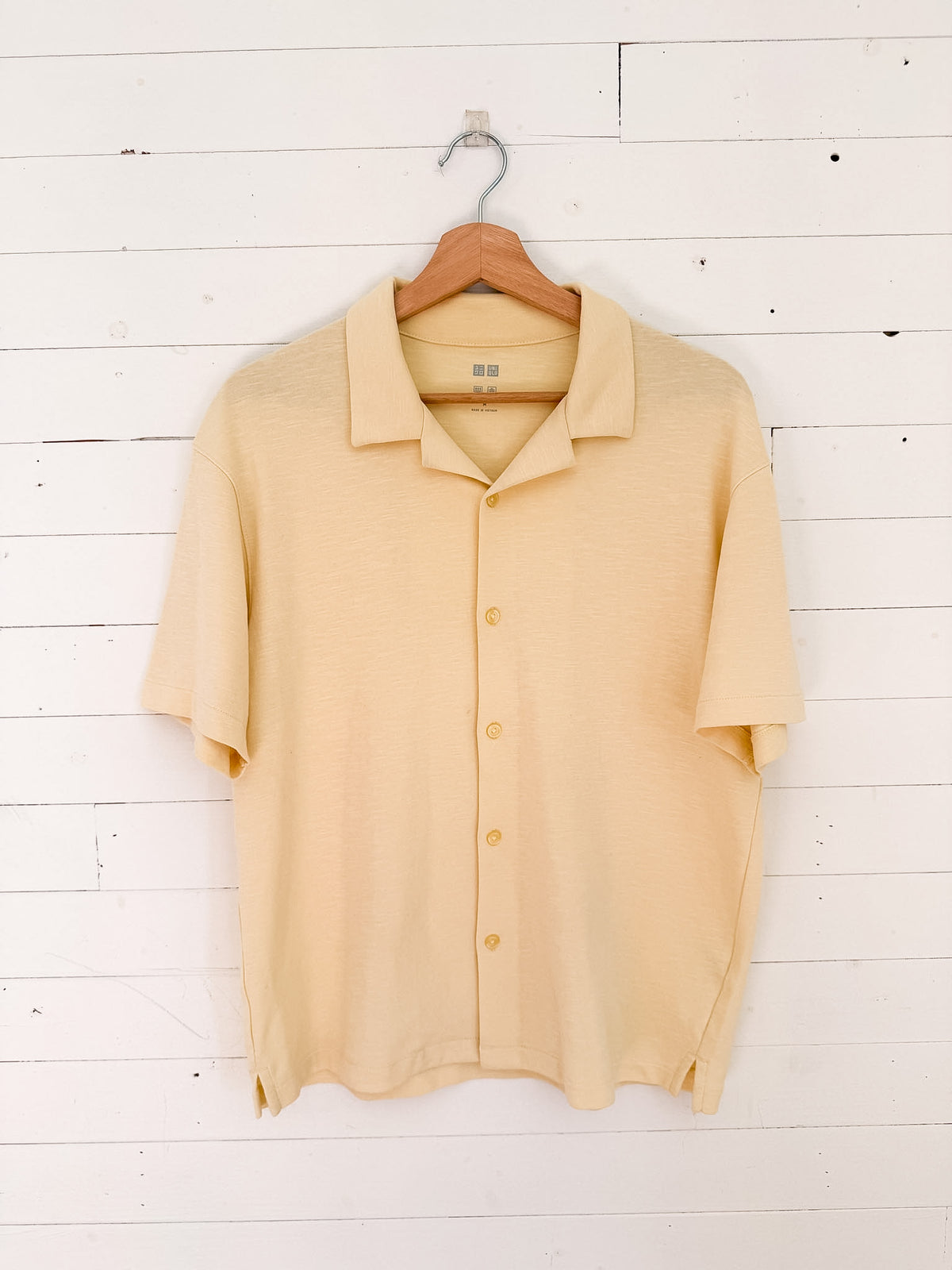 Uniqlo - Polo chemise jaune pâle à boutons – seconde main
