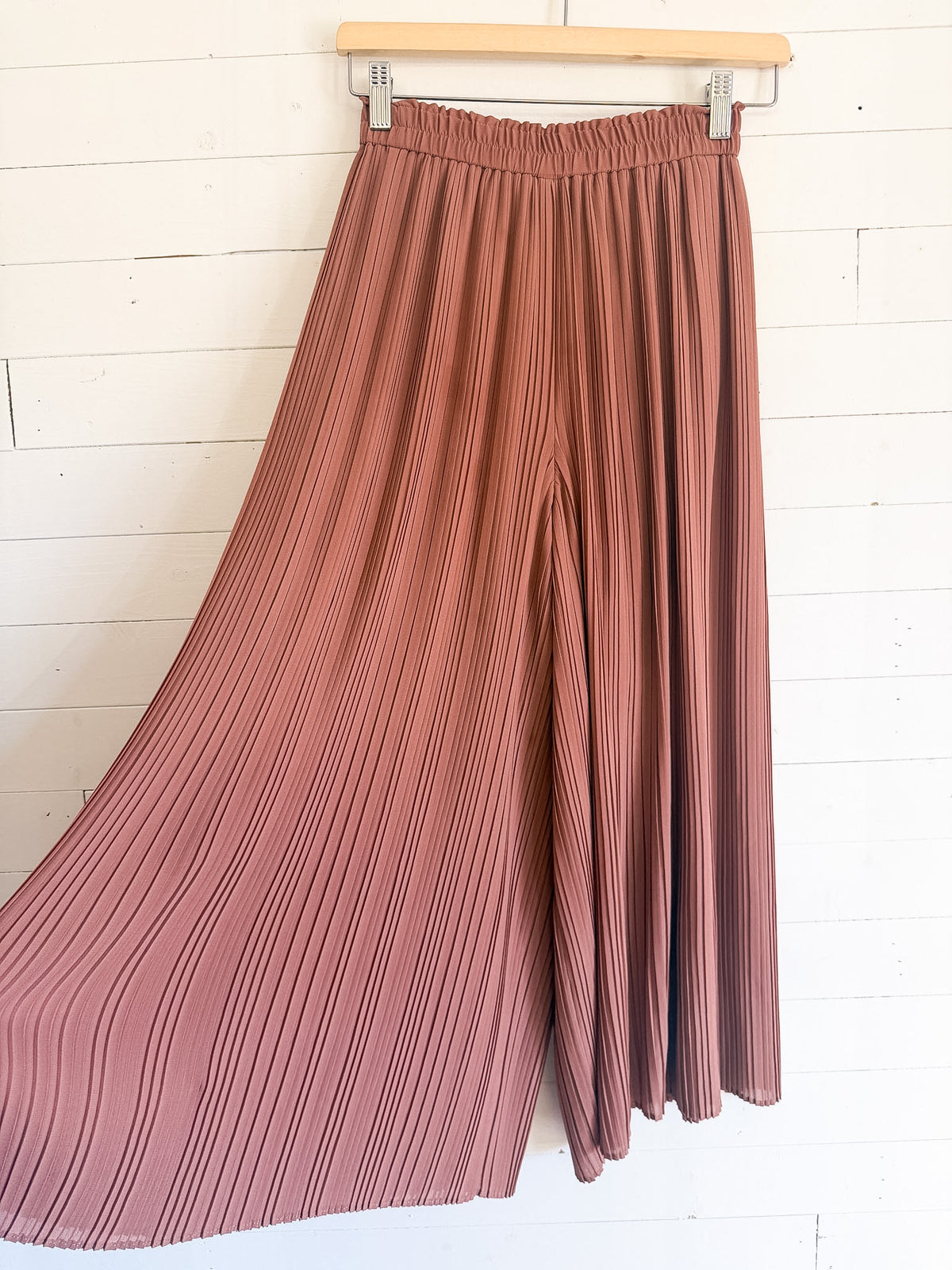 Pantalon ample en crêpe plissé Uniqlo – seconde main