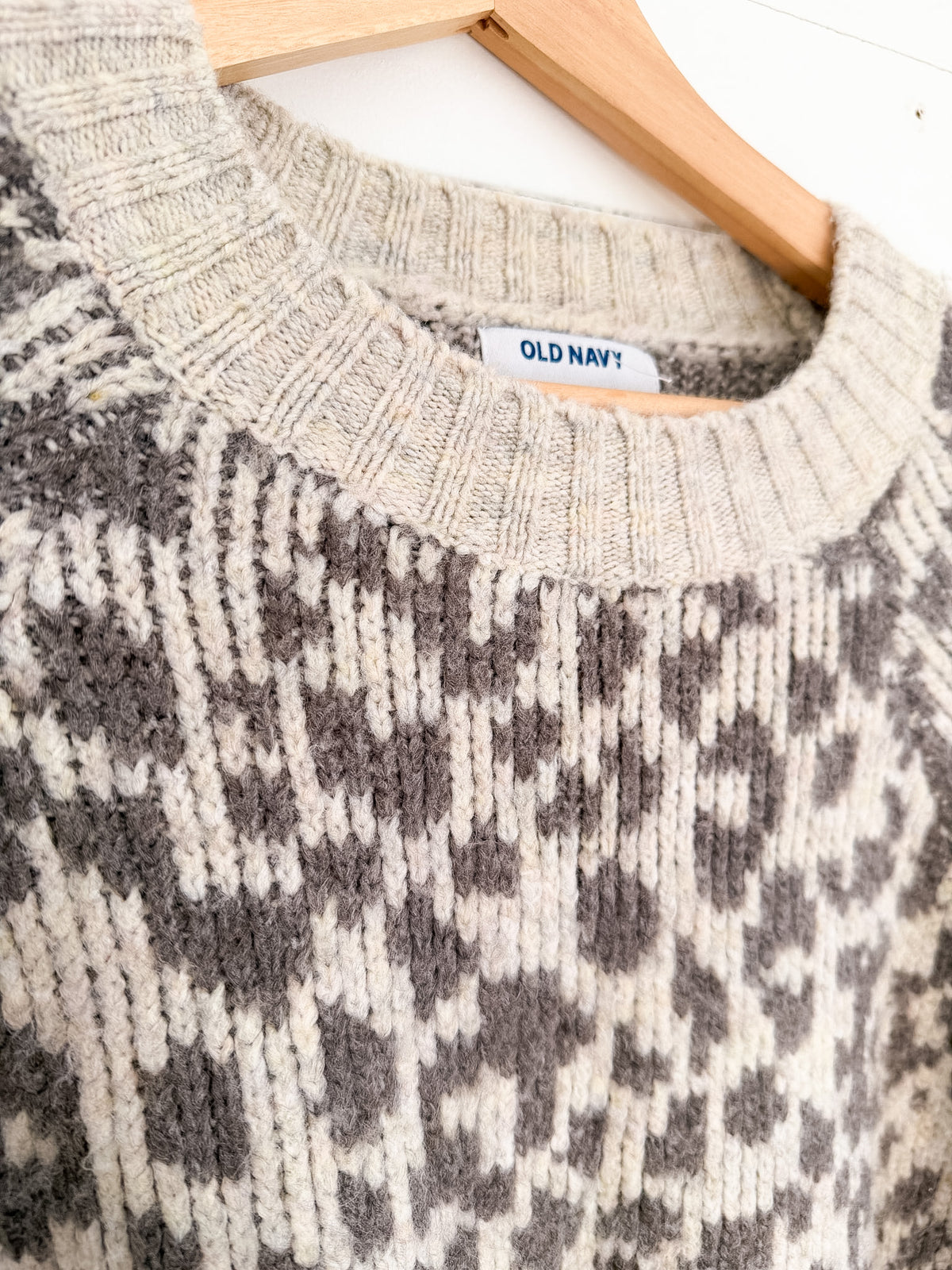 Chandail en tricot imprimé léopard crème et gris Old Navy – seconde main