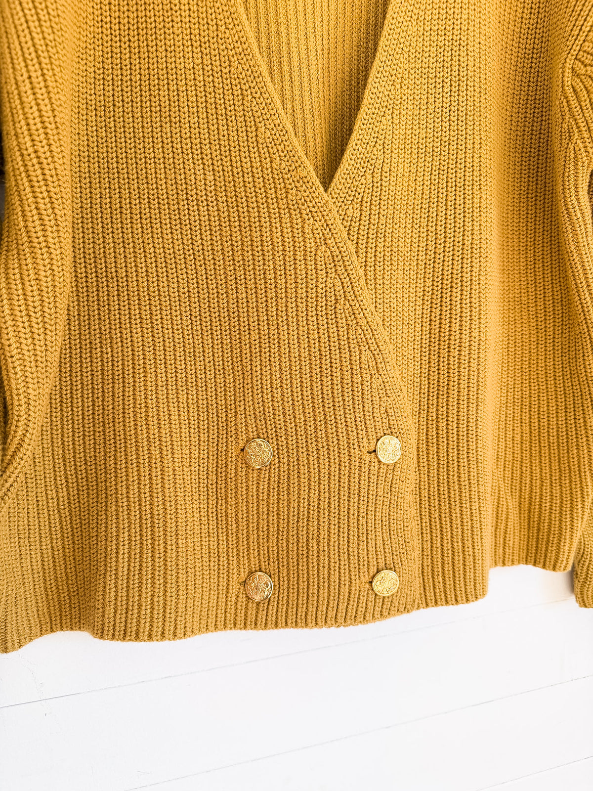 Tricot jaune ocre à encolure en V LB International – seconde main