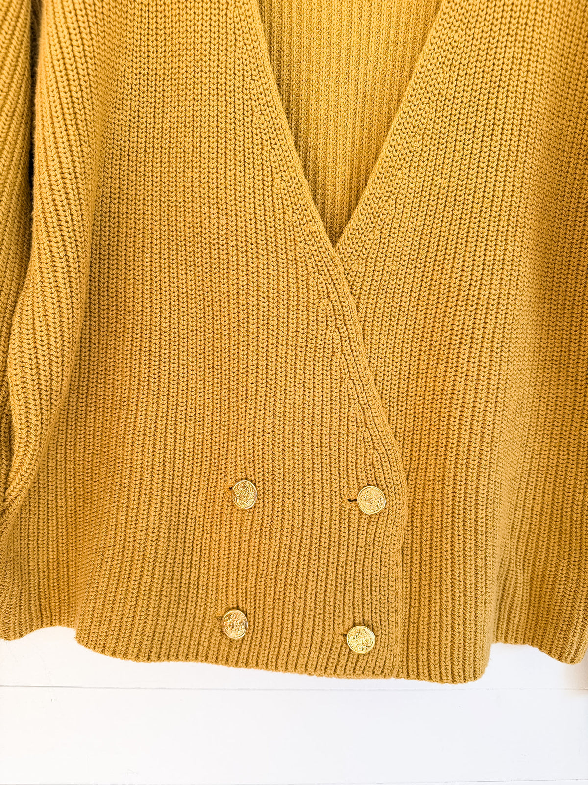 Tricot jaune ocre à encolure en V LB International – seconde main