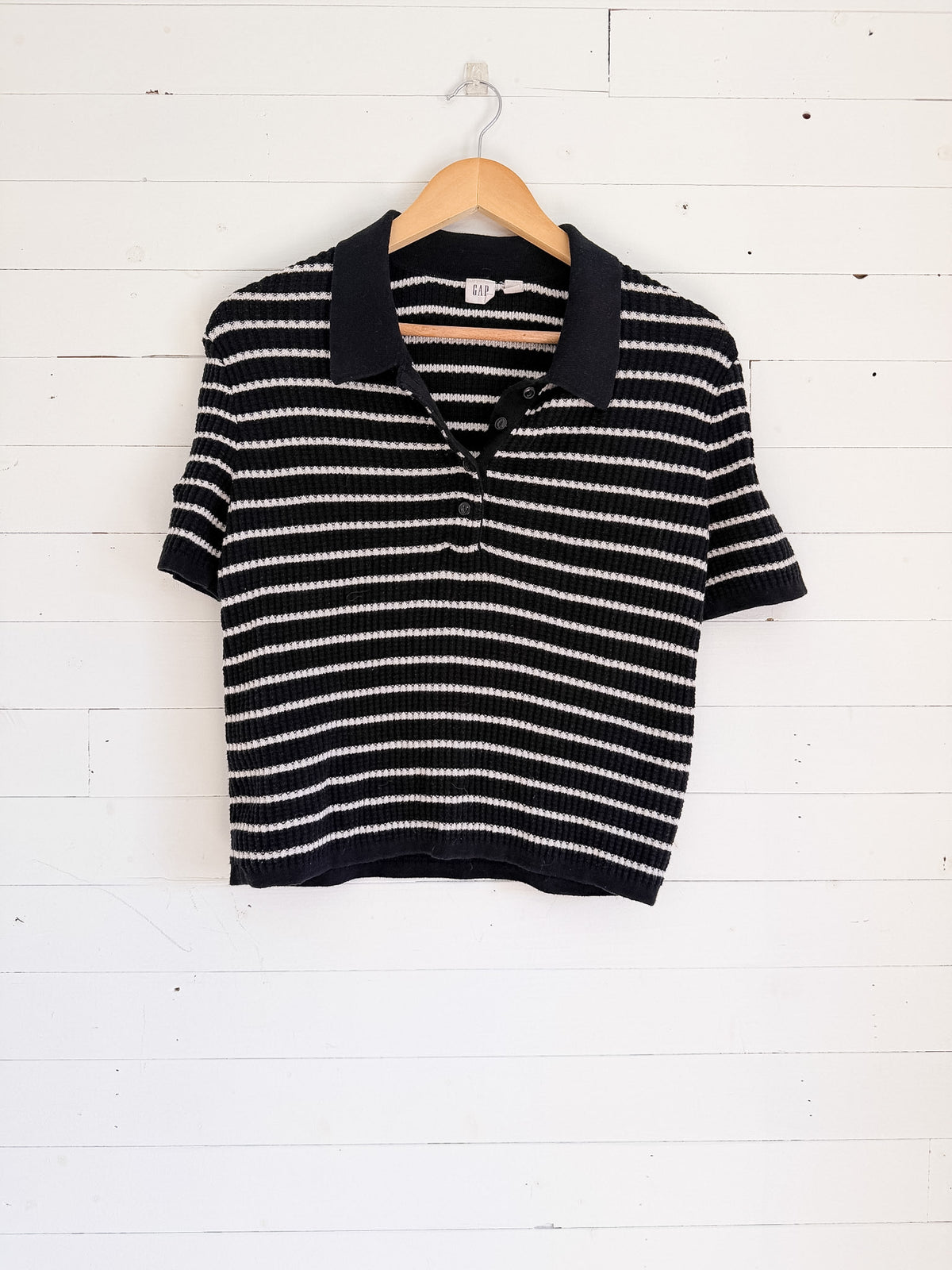 Polo en tricot à manches courtes ligné noir et blanc GAP – seconde main