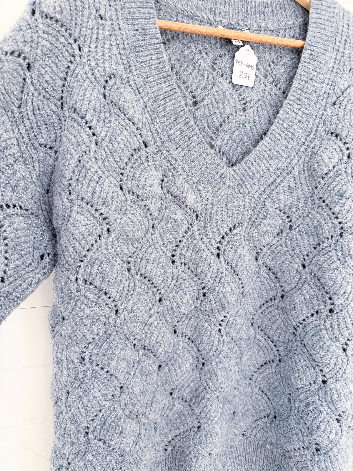 Chandail col V en tricot ajouré bleu-gris Reitmans – seconde main – vue 2