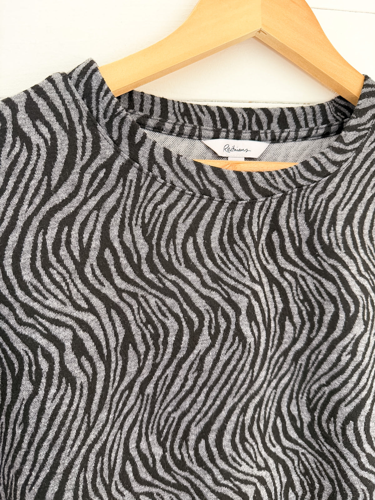 Chandail ample à manches longues à imprimé zèbre noir et gris Reitmans – seconde main – vue 3