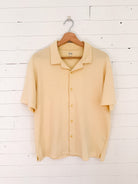 Uniqlo - Polo chemise jaune pâle à boutons – seconde main