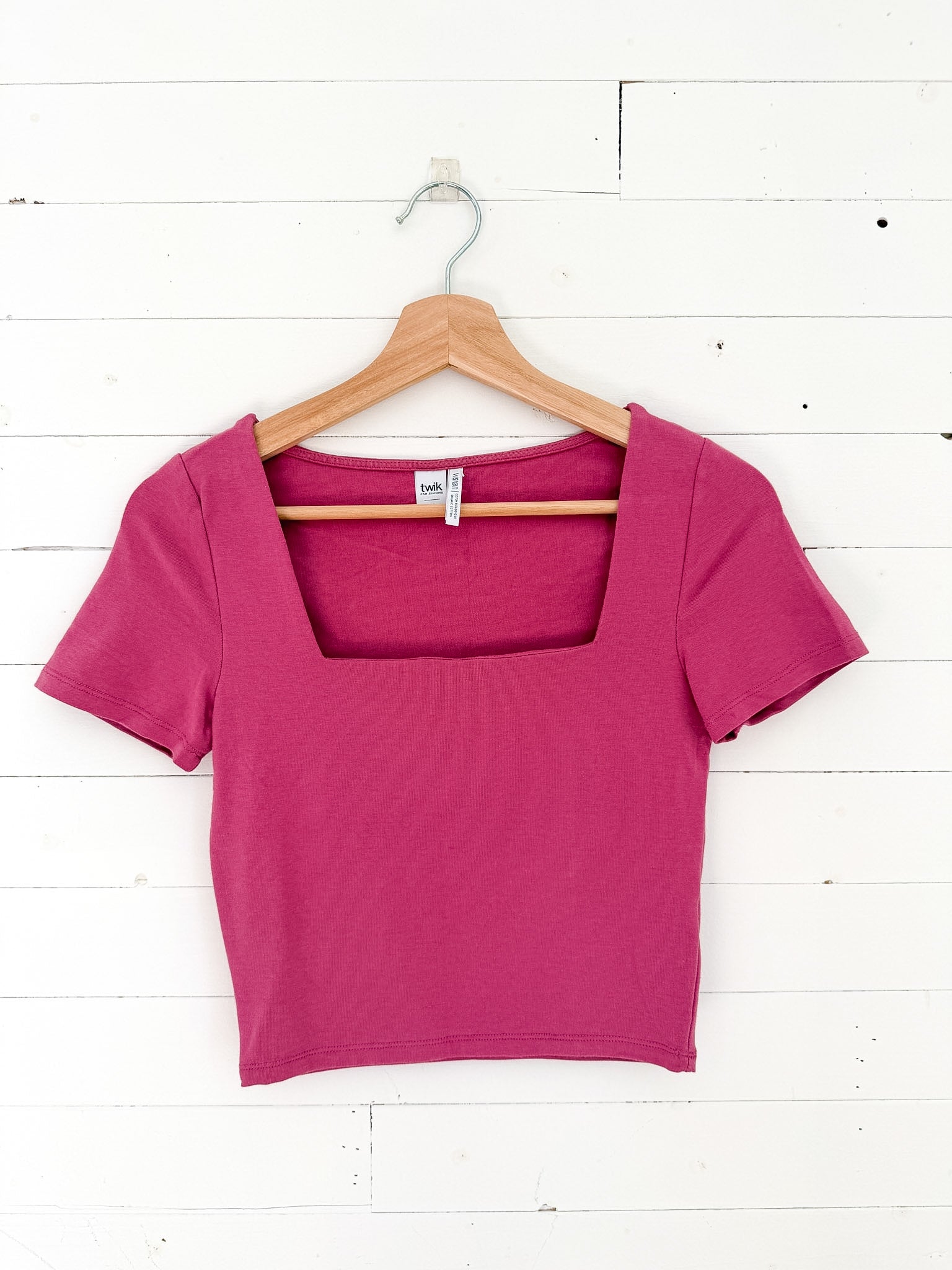 T-shirt court à col carré rose framboise Twik – seconde main